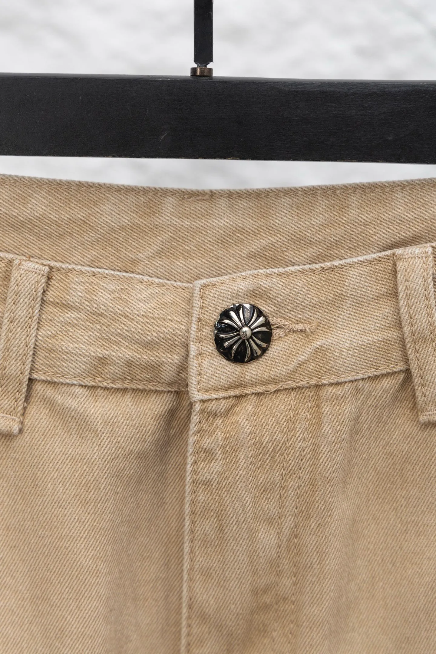 P270 model number/F067 CH Chromehearts limited edition work jeans denim logging pants [About Zangyin] This is an extremely luxurious fashion brand, which can also be called the aristocracy of the high street. It has always been an exclusive brand for some hipsters or the rich second generation. Compared with ordinary high streets, it is more luxurious and noble. Compared with luxury brands, it is more fashionable and individual. It has always been a brand that I have a special liking for. [Top heavy industry fashion design] Consistently high-street luxury style. Speaking of this style, the Zangyin family and GU family are definitely the leading representative brands. Especially the Zangyin family has really achieved a state-of-the-art effect in creating high-street style. The unique washed material is used to create this style. The color system is already quite eye-catching. After it is decorated with patchwork cross flowers, it cleverly highlights the charm of the brand. Secondly, this style uses classic The high-waist cutting design highlights the long legs and fashionable temperament of the upper body. The brand is highly recognizable and the slim fit configuration is more suitable for daily wear. It is a product that interprets personality, fashion, and specifications at a glance. This single product is enough to make any fan excited. It can be a white T-shirt for a youthful college style, or a tight suspender for a royal style. It has strong matching ability and can be easily controlled by men.  [Materials and craftsmanship] Needless to say, this point goes without saying. As an excellent craftsman brand, Zangyin’s requirements for details and craftsmanship are really perfect. The washed color of this model has gone through so many processes, not to mention the embellishment of denim appliques. It is also purely hand-made and sewn. Just like what they believe in, only hand-made things have soul and have the meaning of wear. A top-notch heavy-duty fashionable denim item, I look forward to your perfect interpretation! !  Color: Khaki Fit: Loose